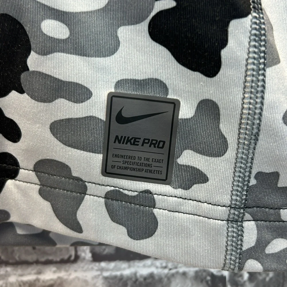 Nike Pro‎ shirt